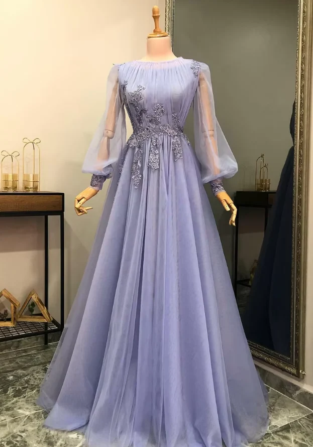 Robe de bal lilas en tulle trapèze avec appliques de dentelle et perles