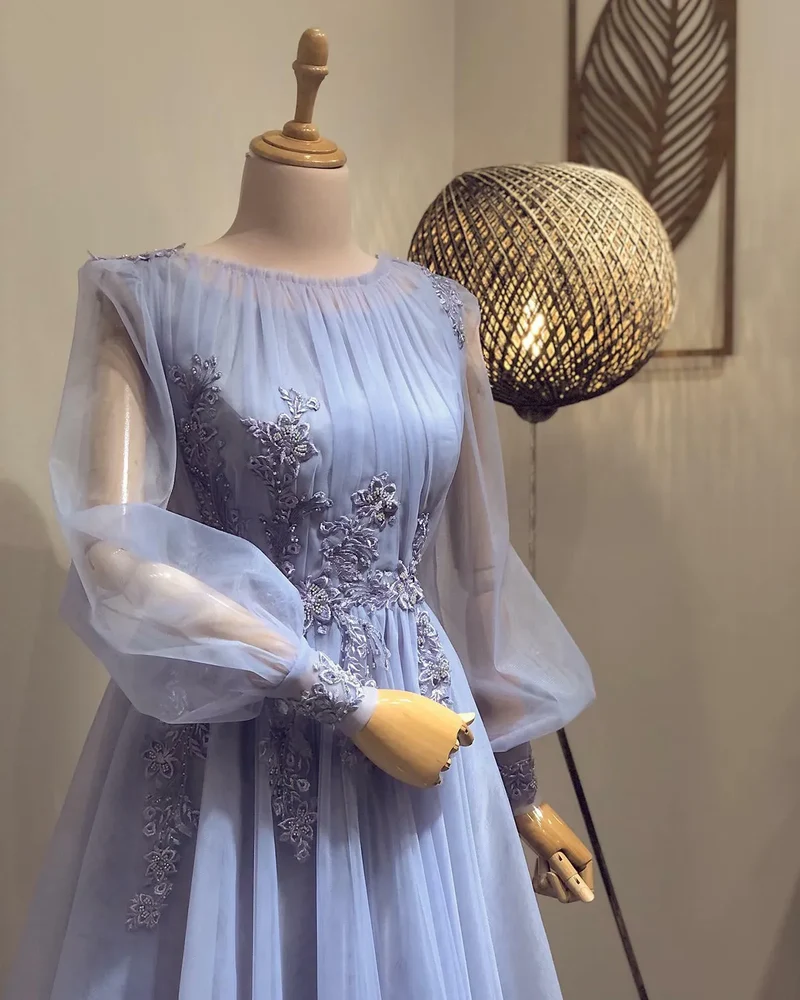 Robe de bal lilas en tulle trapèze avec appliques de dentelle et perles