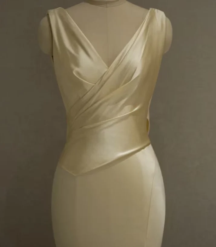 Robe de bal sirène dos nu en satin jaune pastel, longueur au sol
