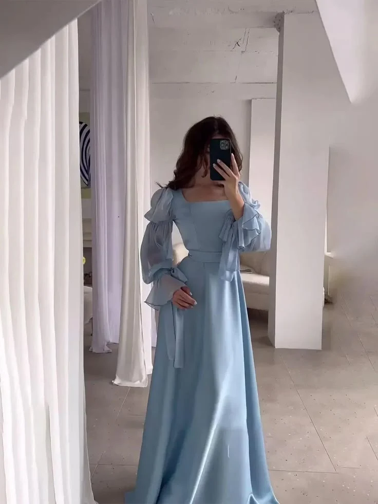 Robe de soirée longue en mousseline bleu clair à volants et manches bouffantes