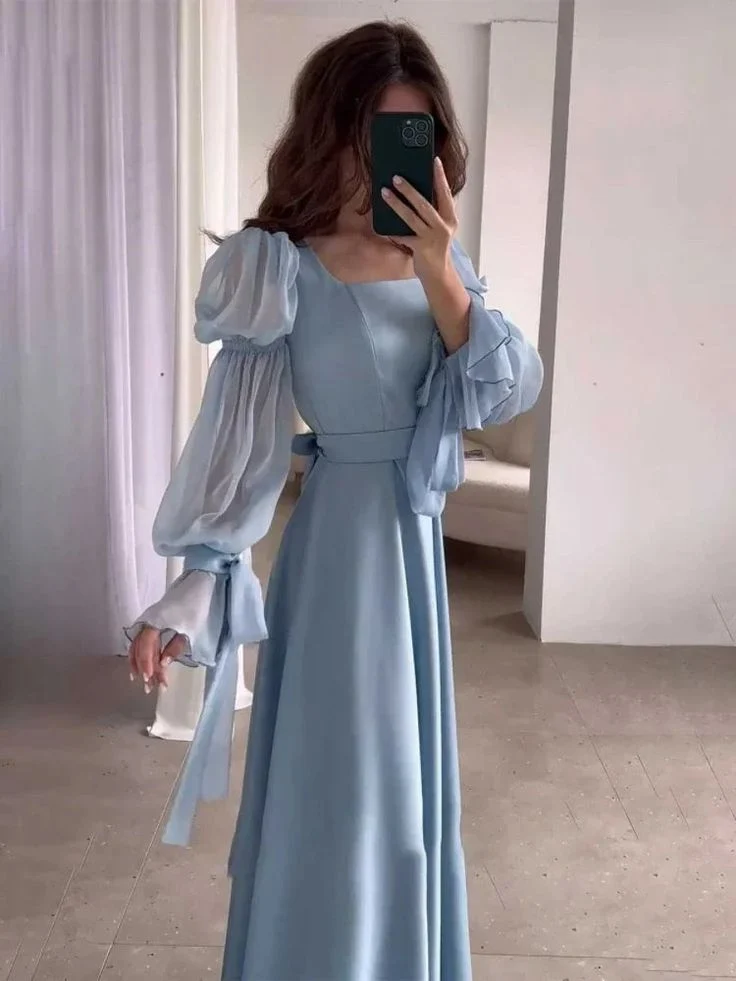 Robe de soirée longue en mousseline bleu clair à volants et manches bouffantes