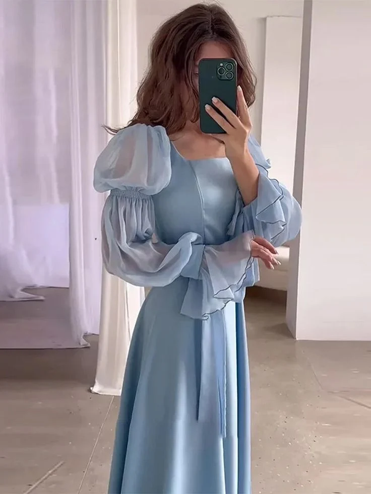 Robe de soirée longue en mousseline bleu clair à volants et manches bouffantes