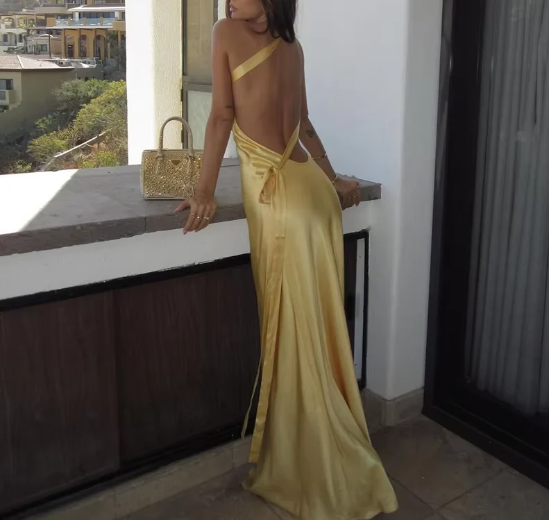 Robe de soirée longue élégante en satin dos nu sans manches