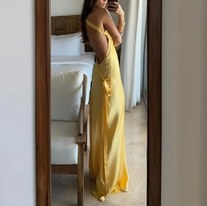 Robe de soirée longue élégante en satin dos nu sans manches