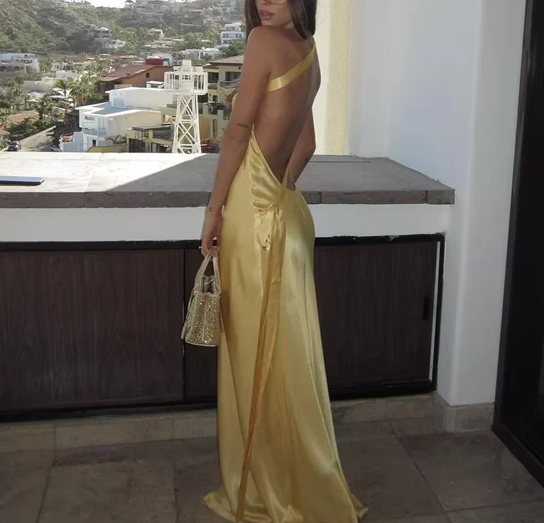 Robe de soirée longue élégante en satin dos nu sans manches