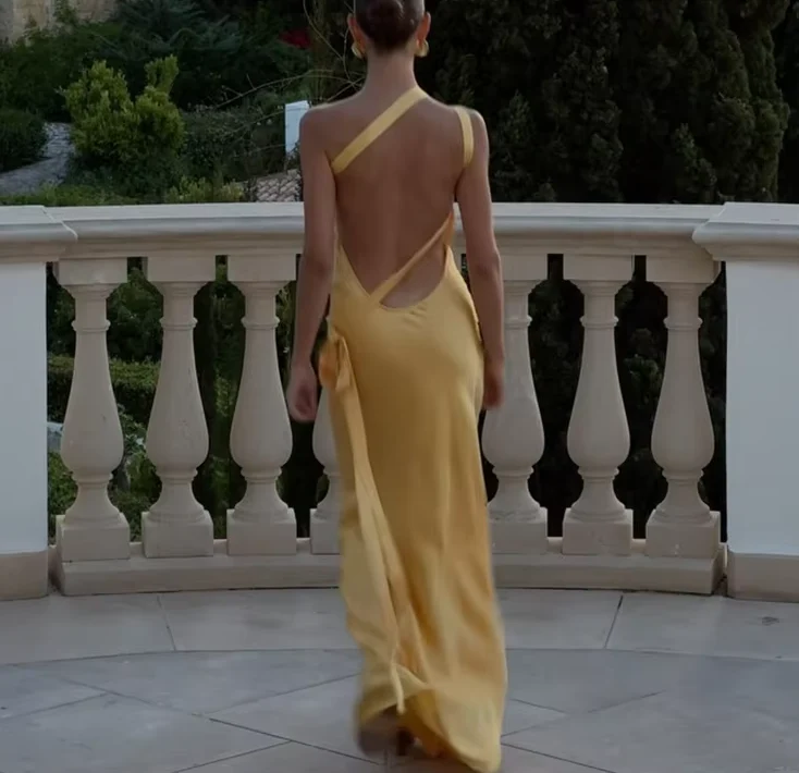 Robe de soirée longue élégante en satin dos nu sans manches