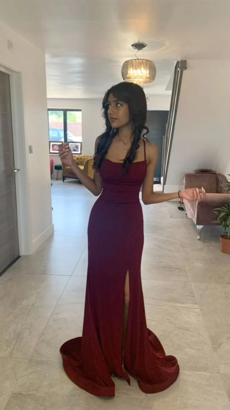 Robe de bal sans manches en satin bordeaux pailleté, dos lacé