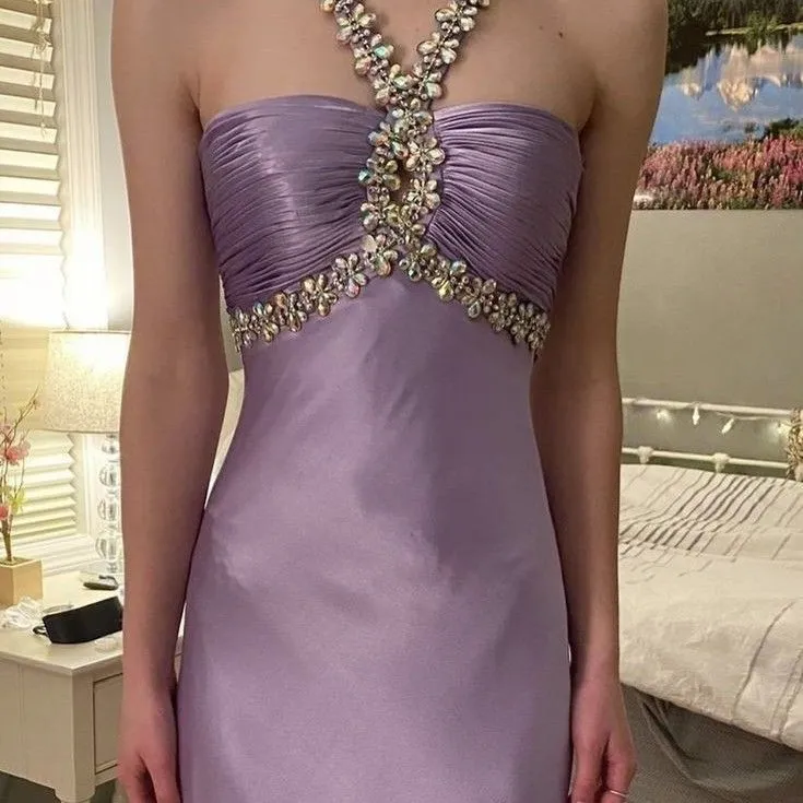 Robe de soirée longue et glamour en satin violet ornée de perles