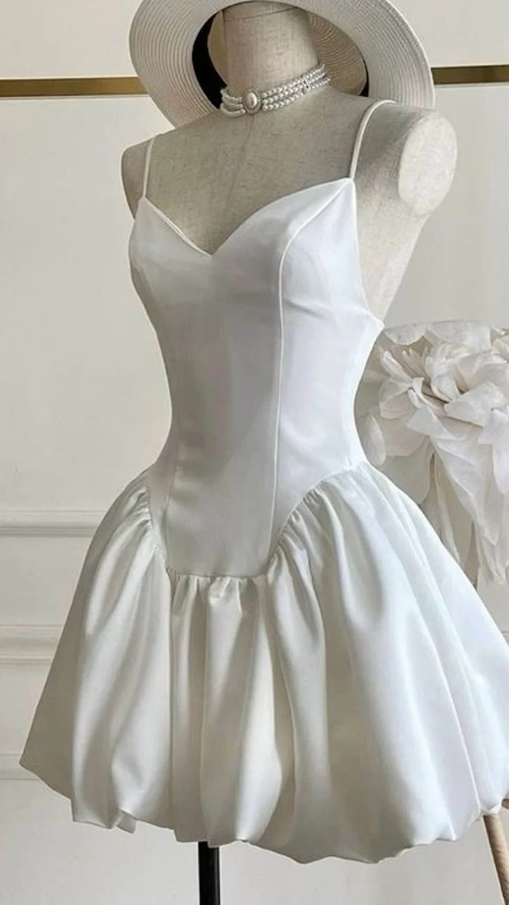 Robe de soirée courte en satin, coupe trapèze, avec soutien-gorge intégré et fines bretelles