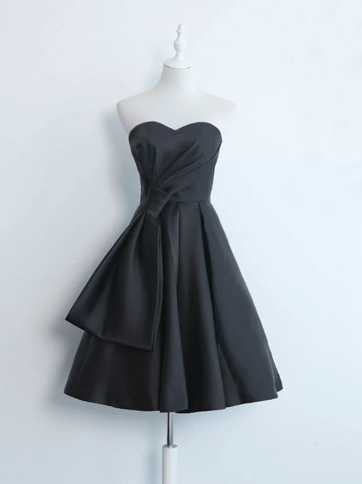 Robe de bal courte en satin avec décolleté en cœur et dos lacé