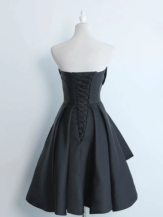 Robe de bal courte en satin avec décolleté en cœur et dos lacé