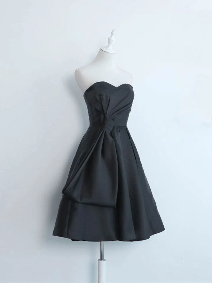 Robe de bal courte en satin avec décolleté en cœur et dos lacé