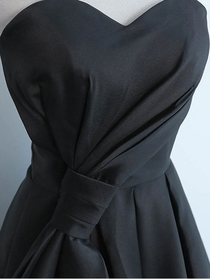 Robe de bal courte en satin avec décolleté en cœur et dos lacé