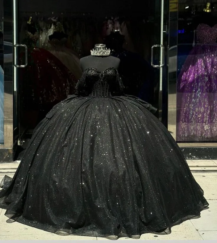 Robe de bal noire brillante avec nœud en cristal perlé