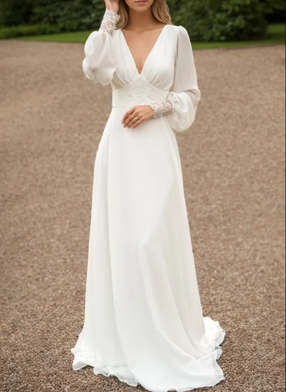 Robe de mariée en mousseline de soie à manches longues et dentelle ivoire avec traîne boutonnée dans le dos