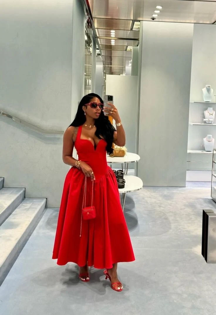 Robe de soirée rouge en satin sans manches avec fermeture éclair