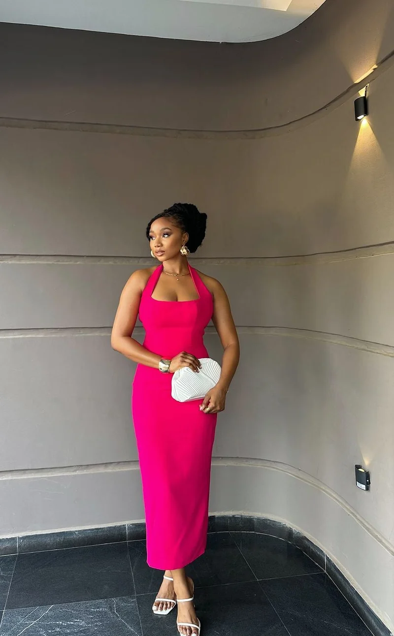Robe de soirée dos nu en satin rose vif, sans manches, longueur cheville