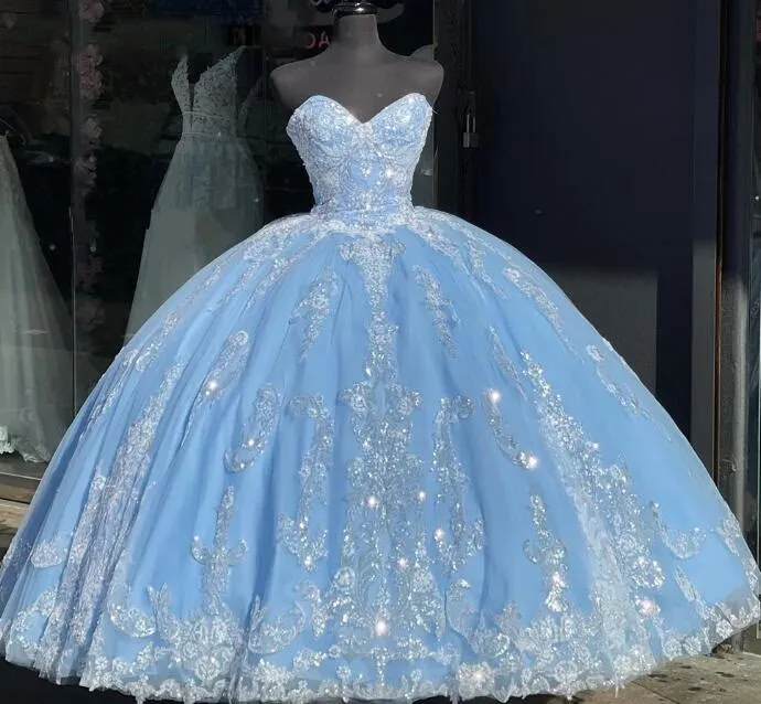Robe de bal princesse en tulle bleu avec décolleté en cœur et lacets