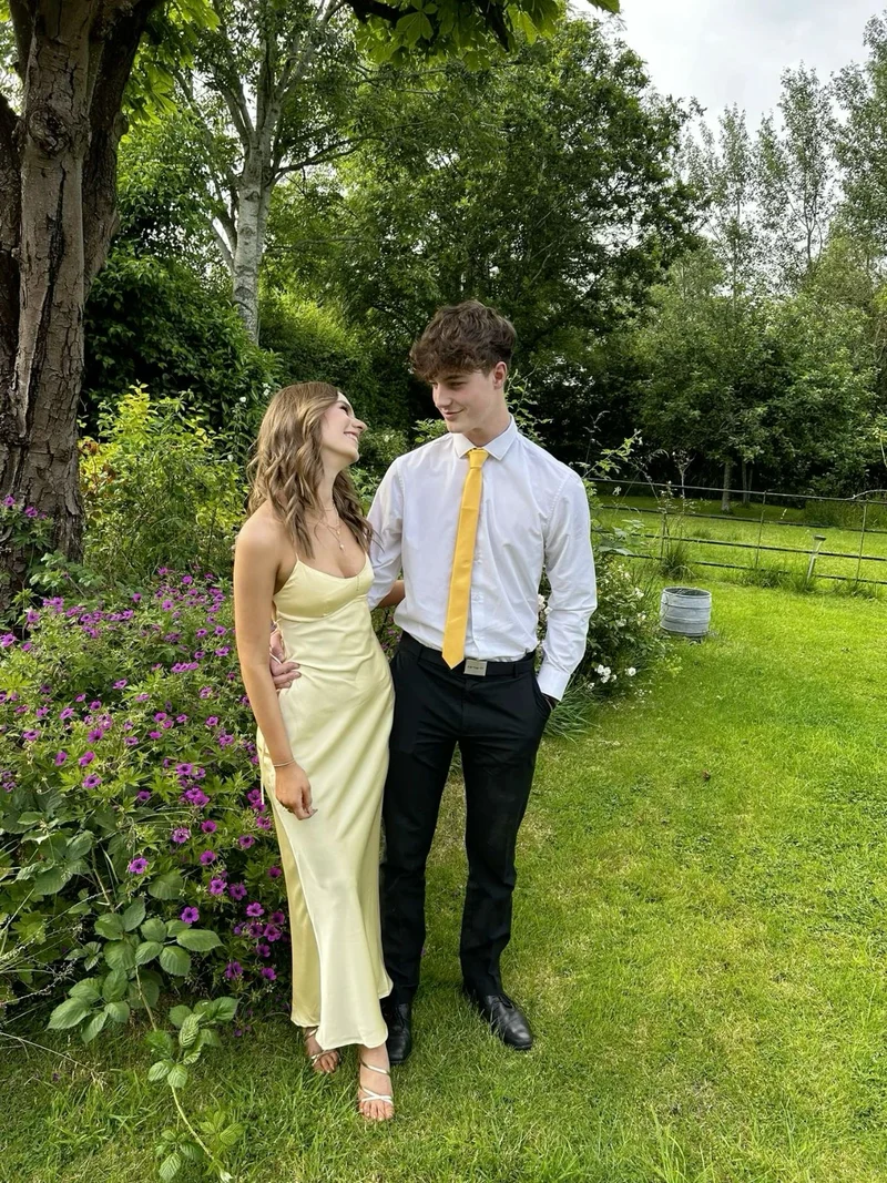 Robe de bal longue en satin à bretelles spaghetti et lacets avec soutien-gorge
