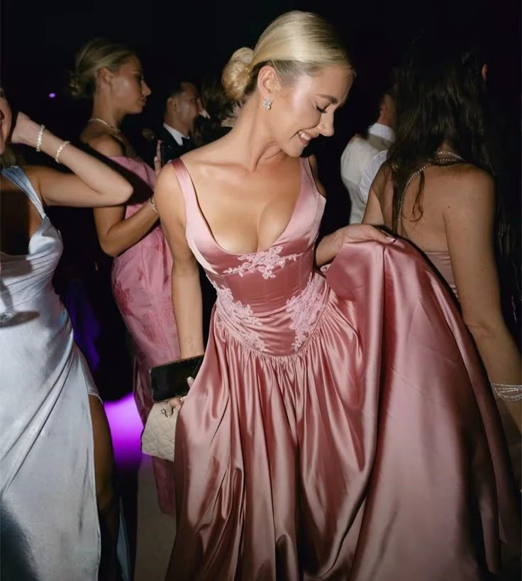 Robe de soirée trapèze rose en satin longue avec soutien-gorge intégré