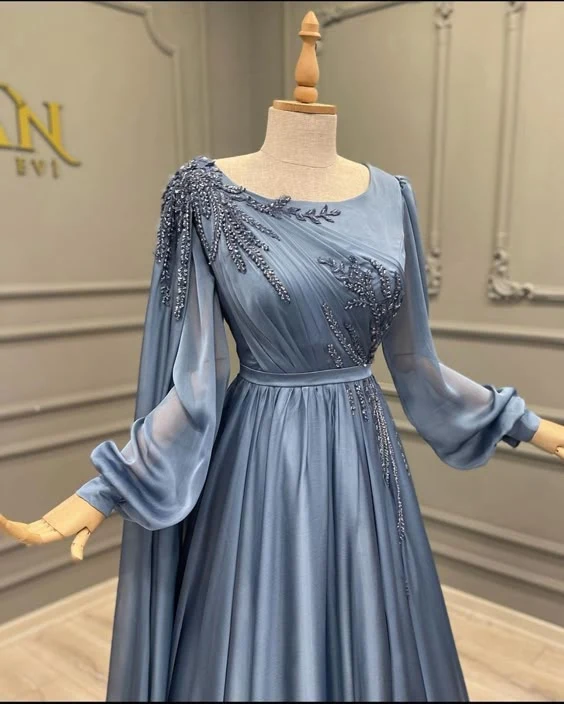 Robe de soirée élégante en mousseline bleue à manches longues ornées
