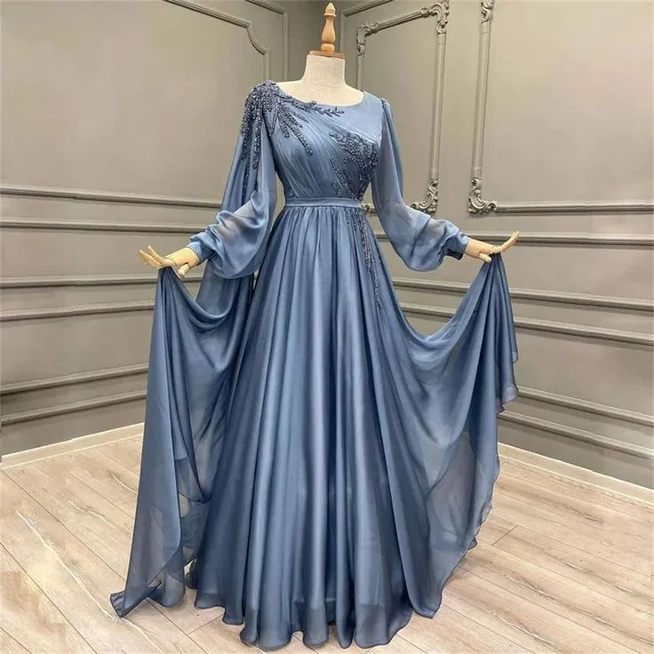 Robe de soirée élégante en mousseline bleue à manches longues ornées