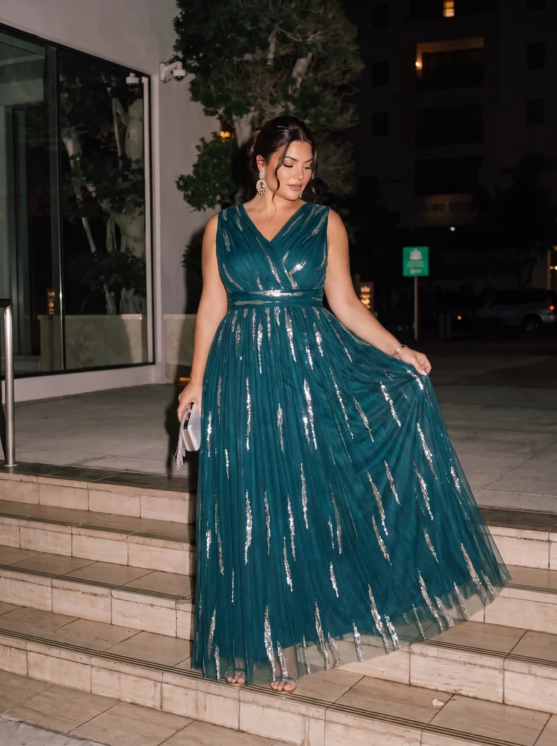 Robe de soirée grande taille en tulle, drapé 3D et sequins