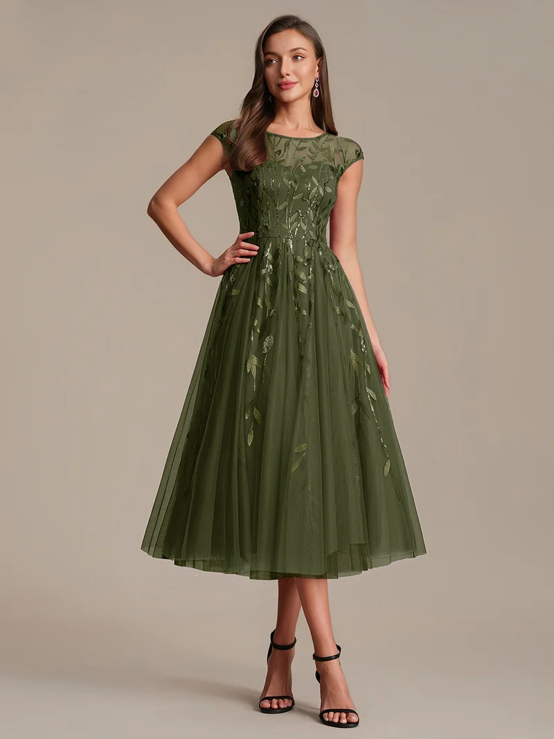 Robe de soirée mi-longue à paillettes avec manches cape