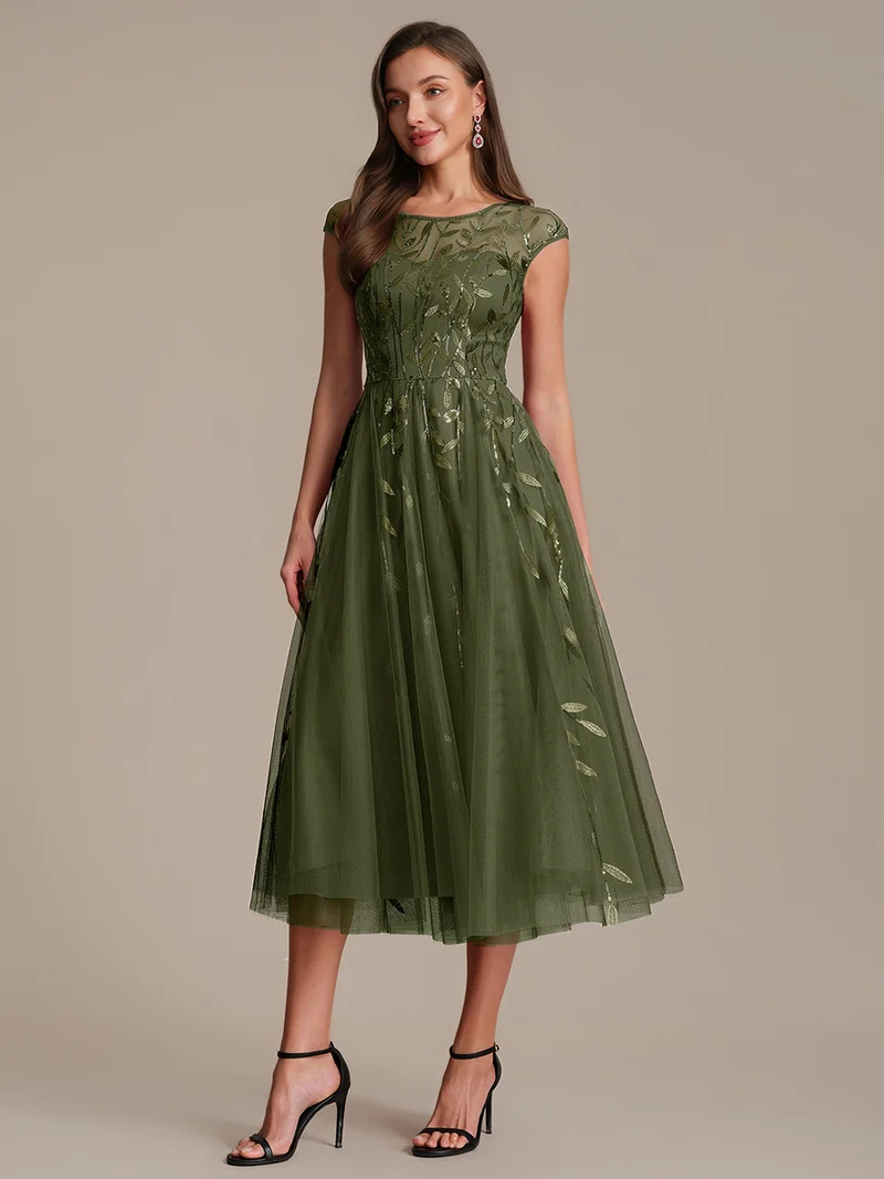 Robe de soirée mi-longue à paillettes avec manches cape