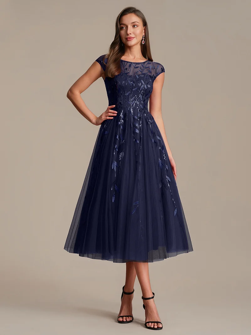 Robe de soirée mi-longue à paillettes avec manches cape