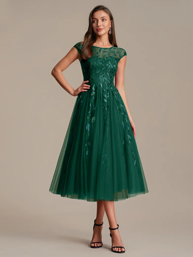 Robe de soirée mi-longue à paillettes avec manches cape