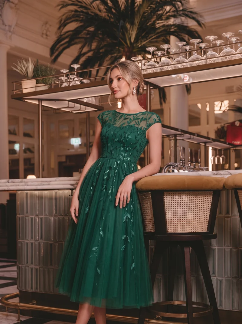 Robe de soirée mi-longue à paillettes avec manches cape