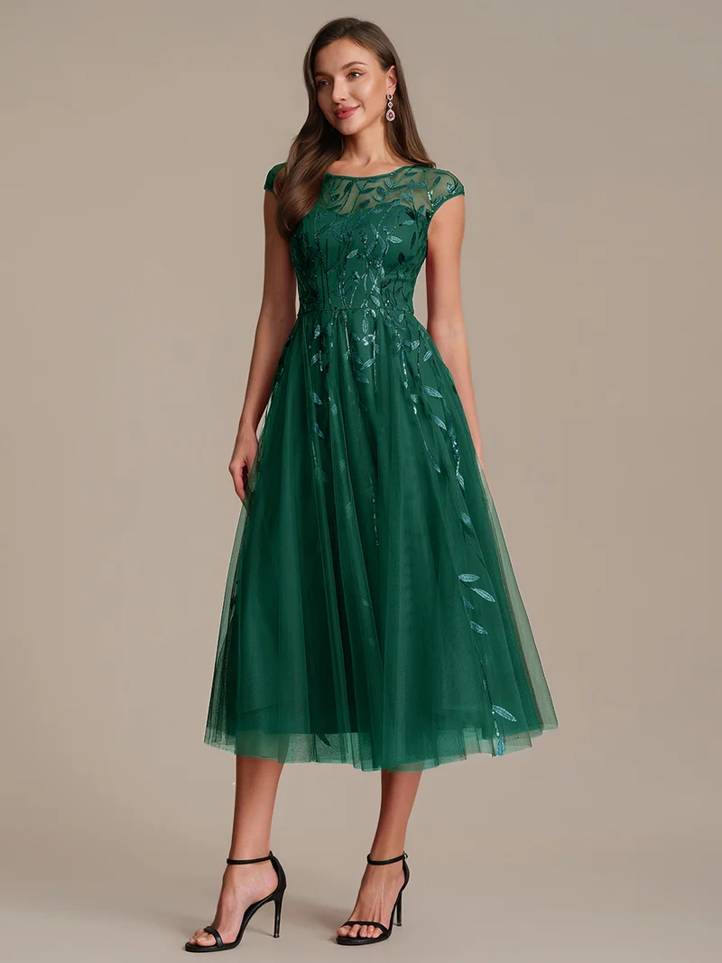 Robe de soirée mi-longue à paillettes avec manches cape