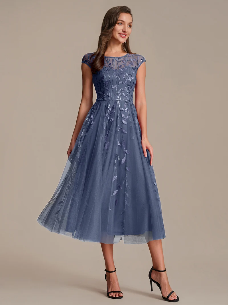 Robe de soirée mi-longue à paillettes avec manches cape