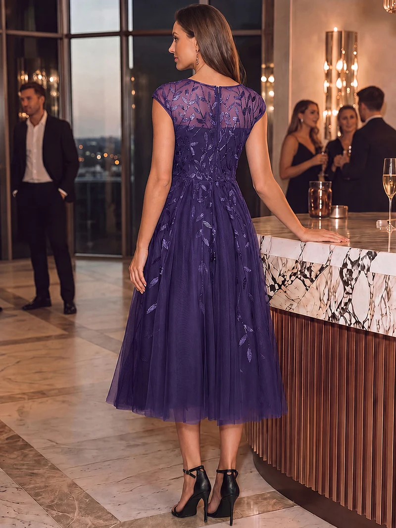 Robe de soirée mi-longue à paillettes avec manches cape