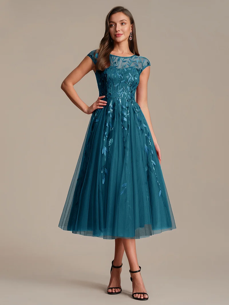 Robe de soirée mi-longue à paillettes avec manches cape