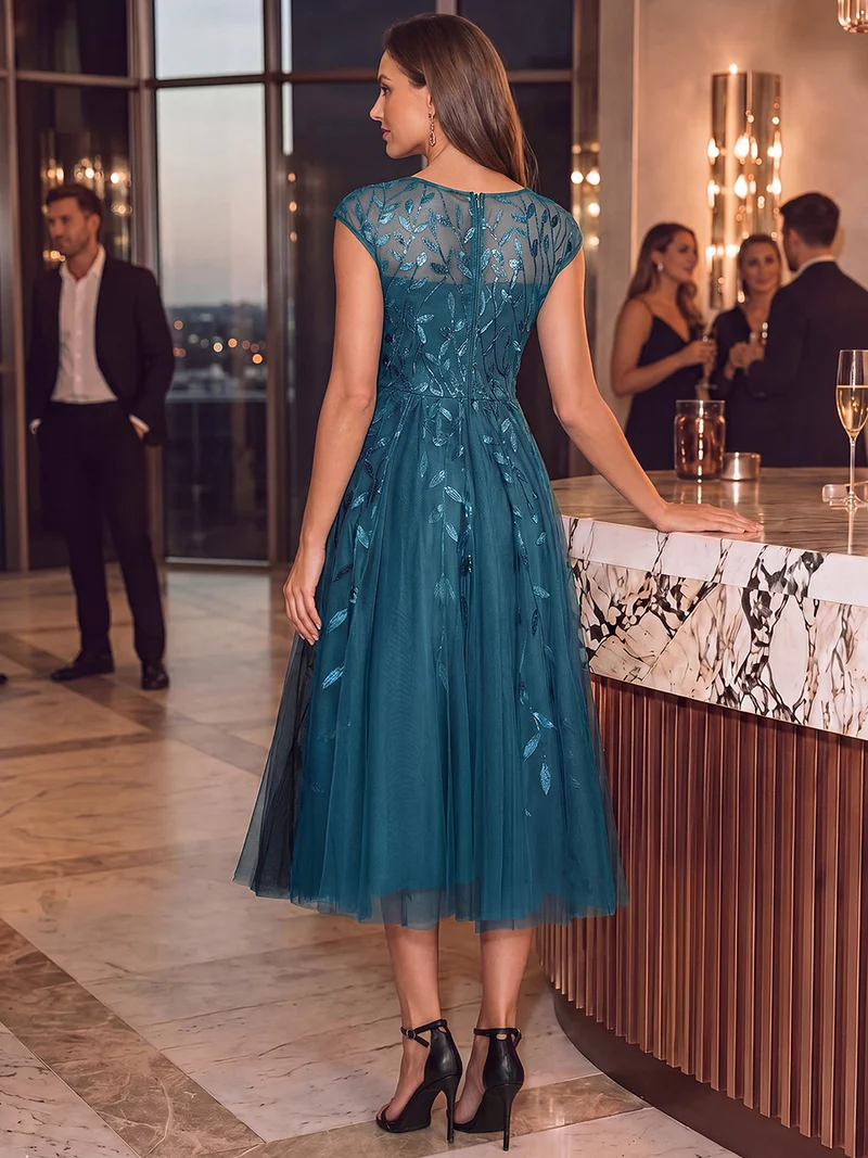 Robe de soirée mi-longue à paillettes avec manches cape