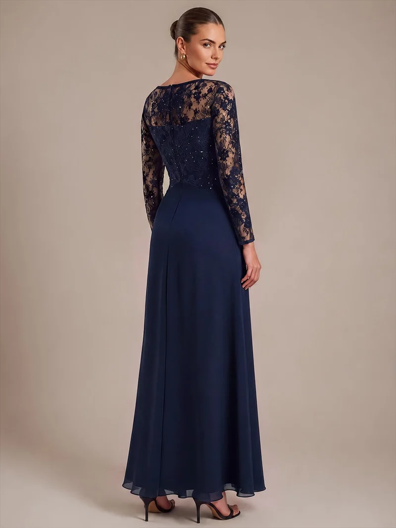 Robe longue en mousseline à manches longues et détails transparents