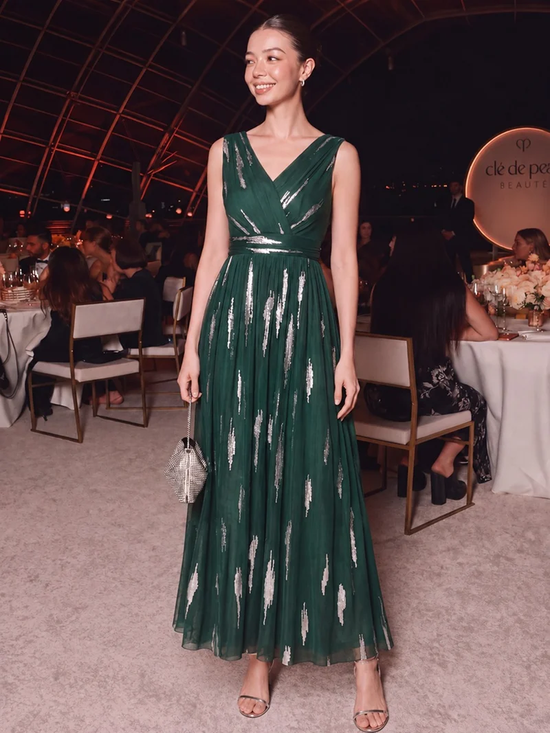 Robe longue sans manches en tulle à paillettes drapé