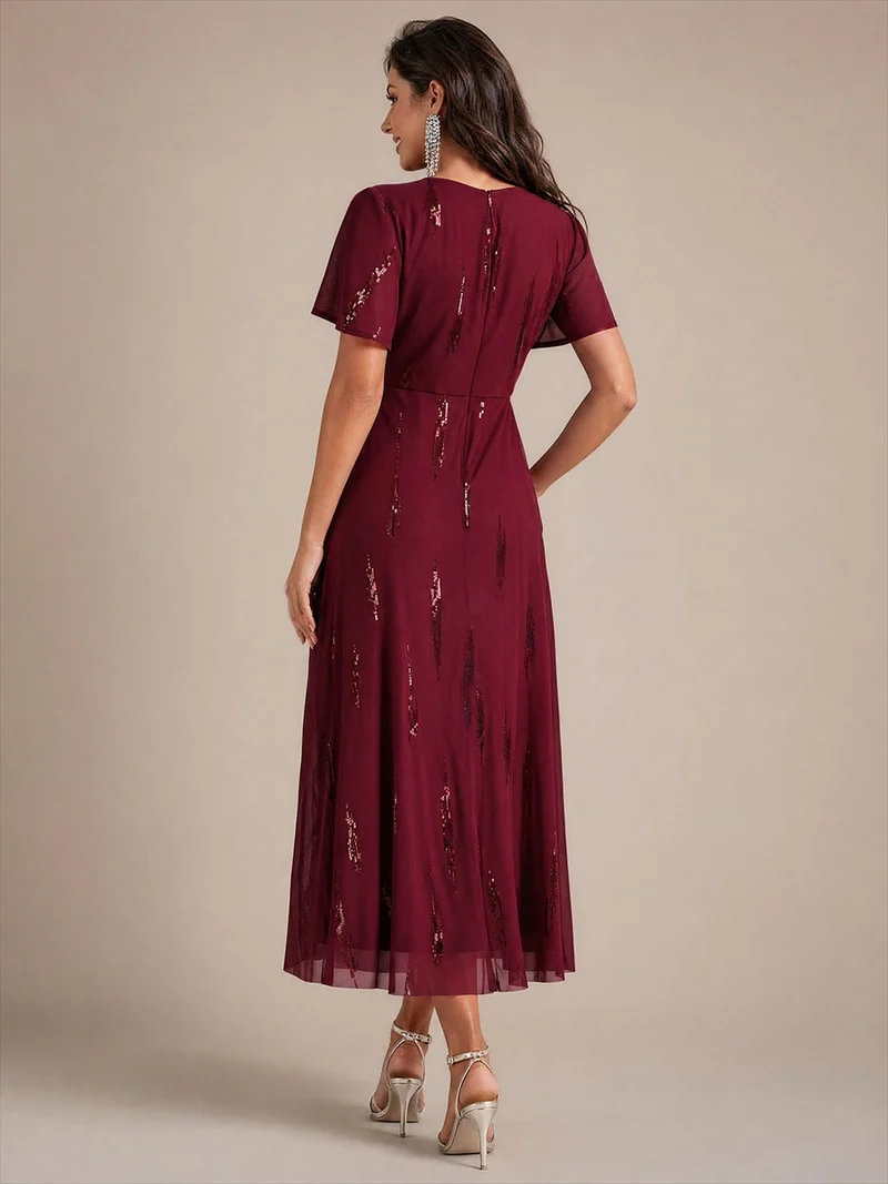 Robe en tulle à sequins longueur thé, col V et manches volantées