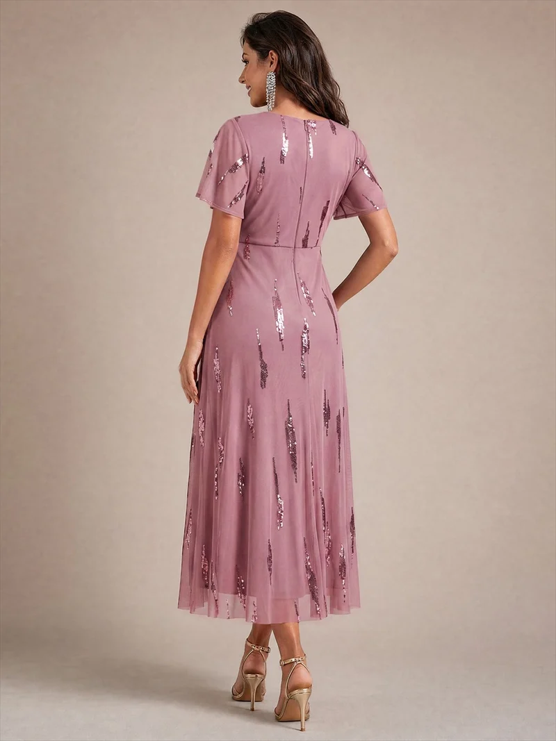 Robe en tulle à sequins longueur thé, col V et manches volantées