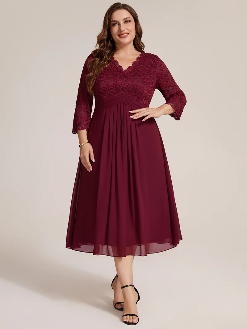 Robe midi en dentelle à col V et manches 3/4