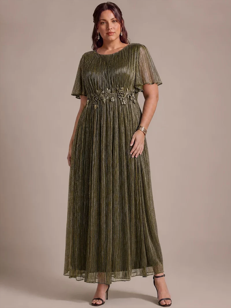 Robe longue en tulle à volants avec appliqué floral et manches courtes
