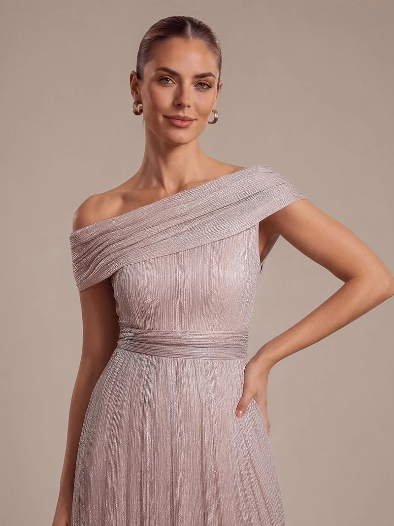 Robe longue en tulle plissée coupe trapèze épaules dénudées