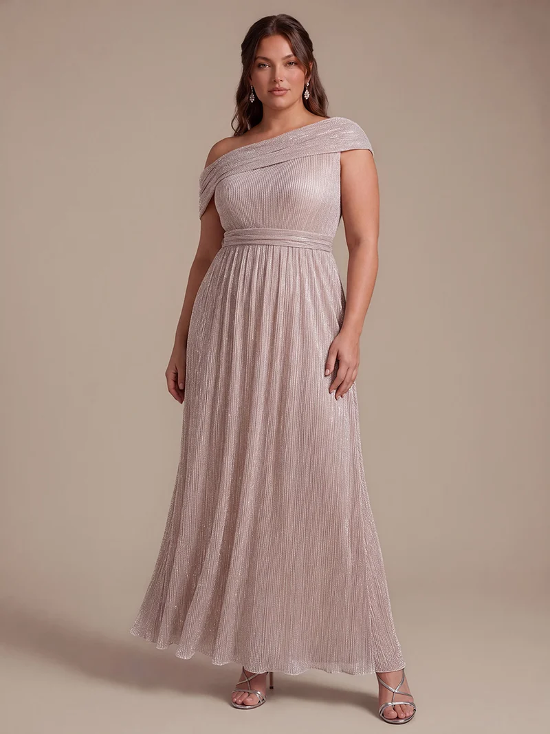 Robe longue en tulle plissée coupe trapèze épaules dénudées