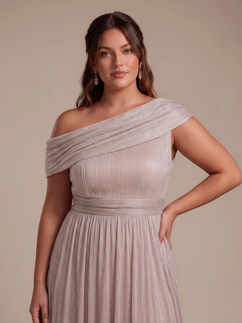 Robe longue en tulle plissée coupe trapèze épaules dénudées
