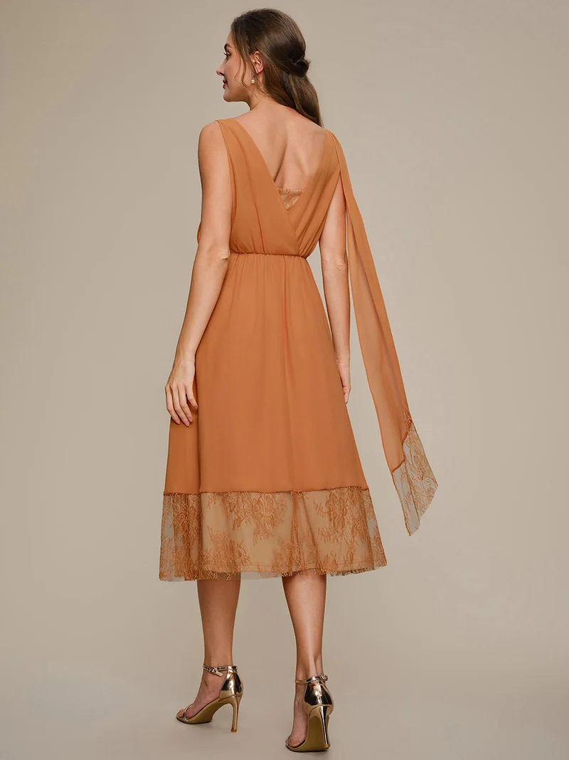 Robe midi trapèze en mousseline avec détails en dentelle col V
