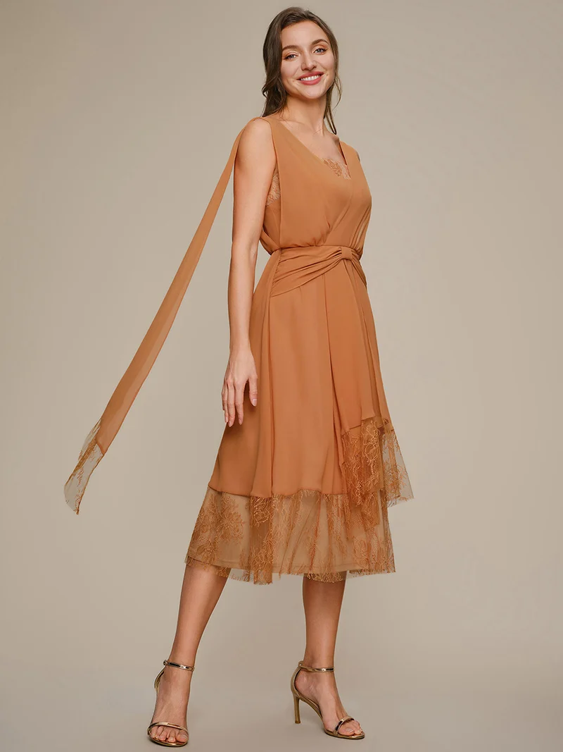 Robe midi trapèze en mousseline avec détails en dentelle col V