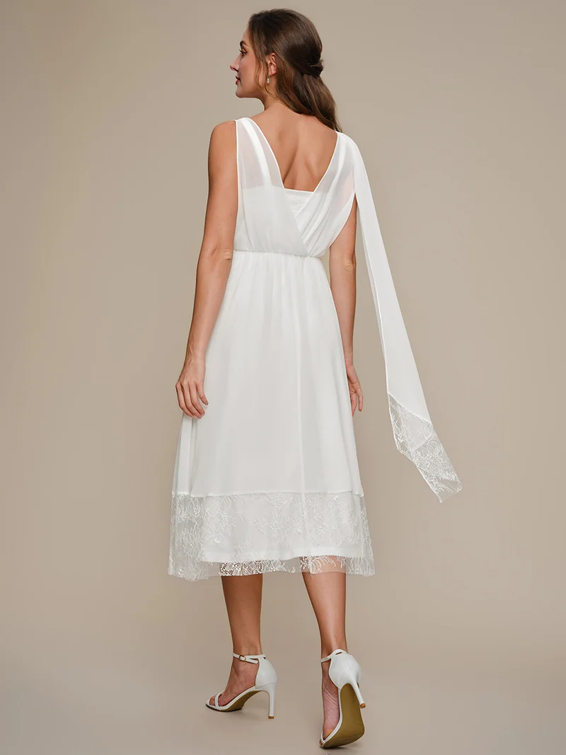 Robe midi trapèze en mousseline avec détails en dentelle col V