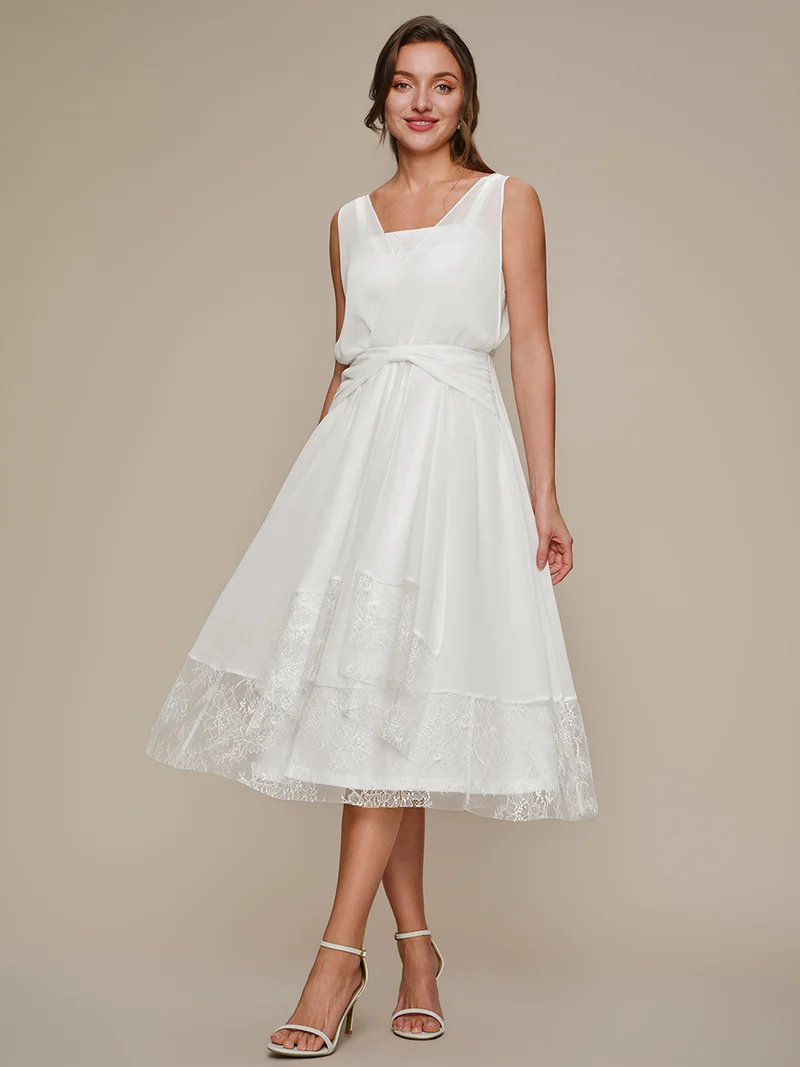 Robe midi trapèze en mousseline avec détails en dentelle col V